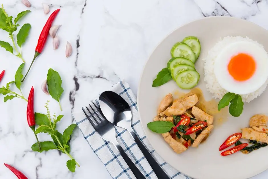 Tumis sayur dan telur tersaji dengan nasi hangat