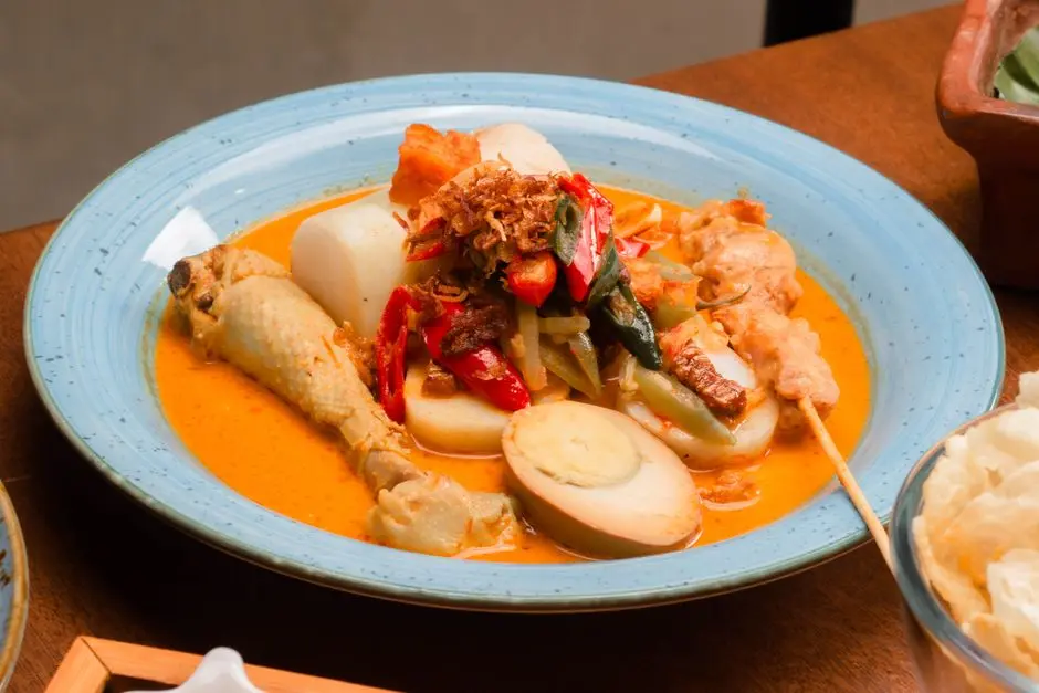 Semangkuk baso tahu khas Bandung dengan kuah bening dan taburan bawang goreng