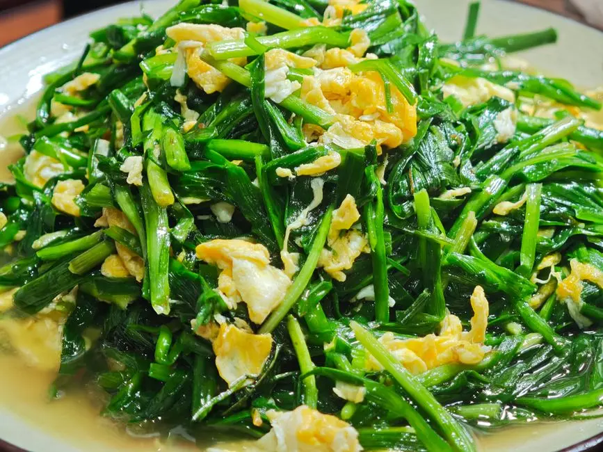 Proses memasak tumis genjer dengan rempah khas Sunda di dapur rumahan