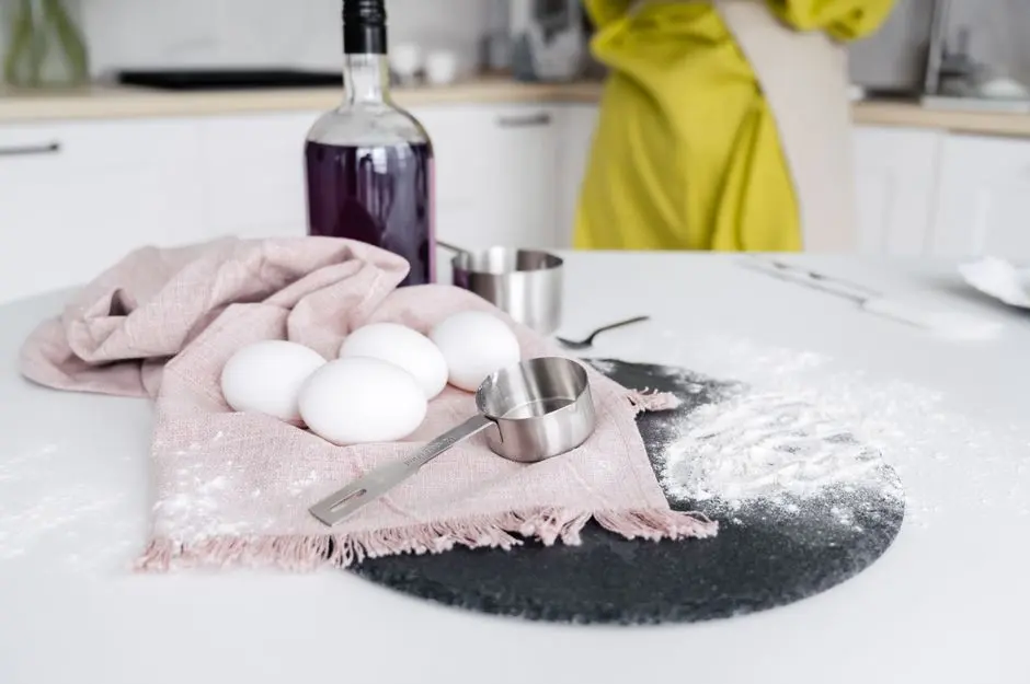 Bahan masakan rumahan sederhana di atas meja dapur